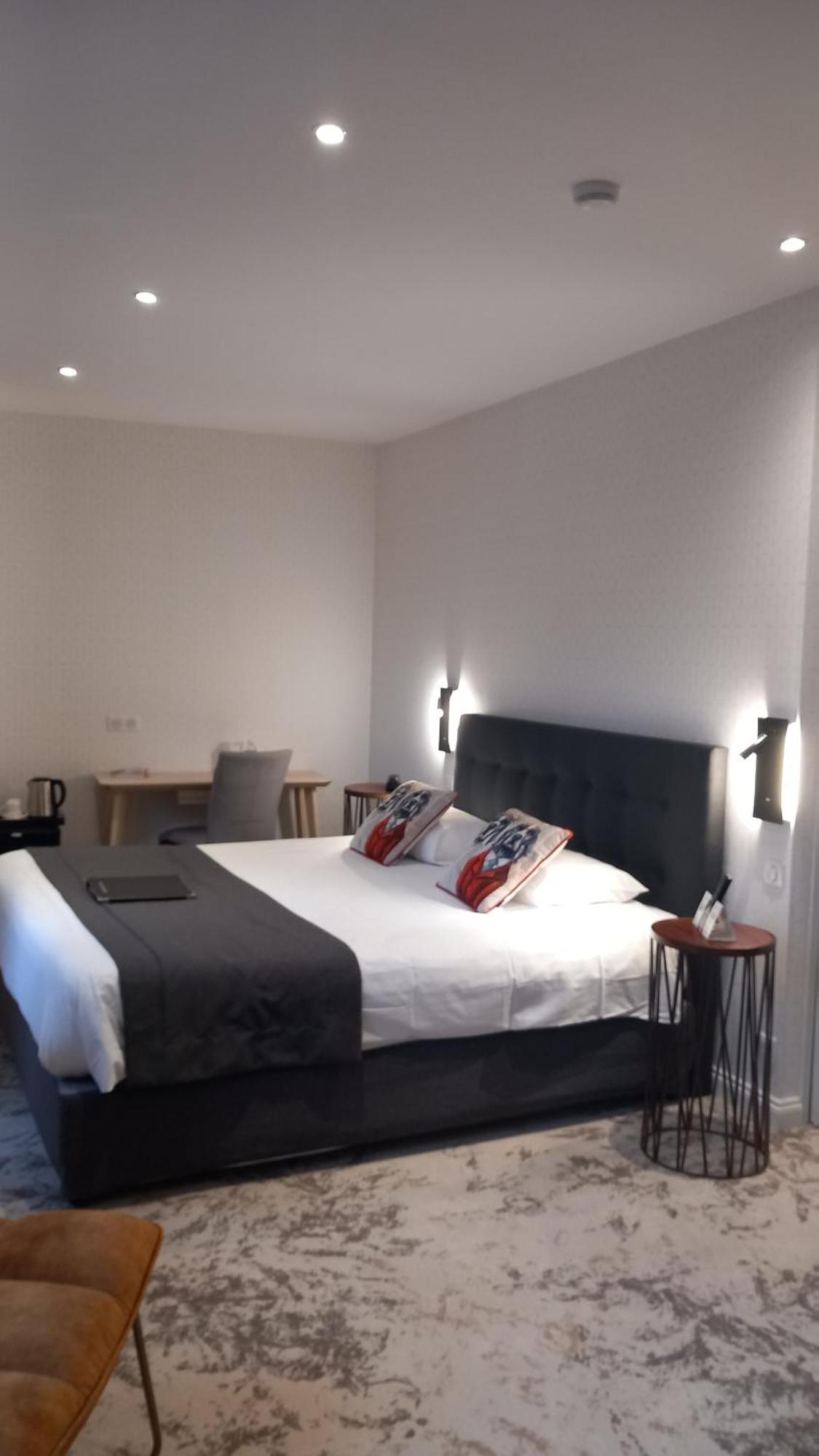 Logis Hotel & Restaurant - Les Hauts De Montreuil Montreuil  Екстериор снимка